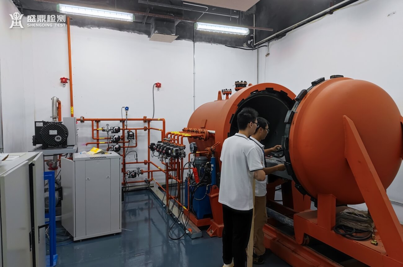 測試工程師正在調試設備