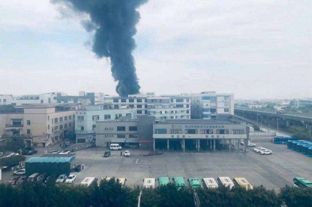 佛山一工業園內突發大火現場