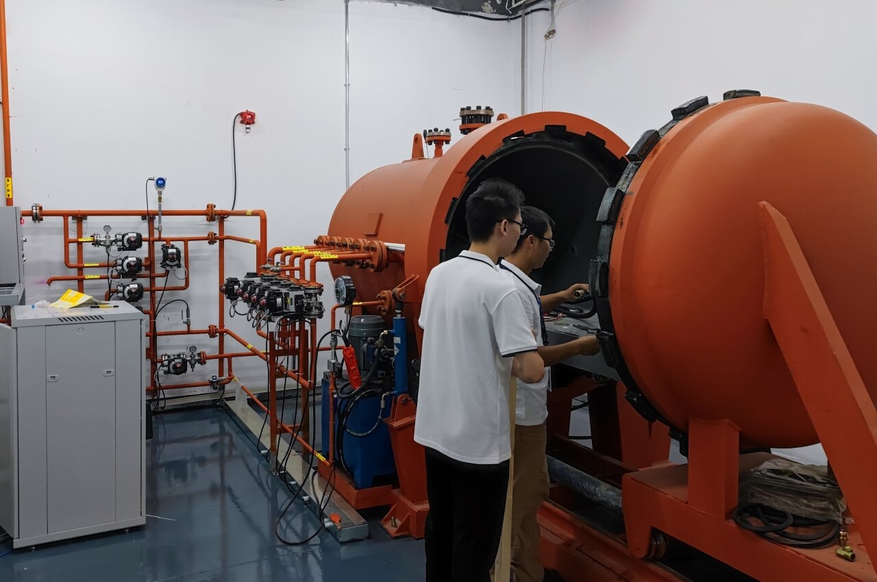 工程師正在給防爆手電筒做測試