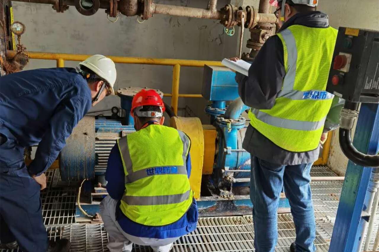 工作人員對(duì)防爆設(shè)備進(jìn)行維護(hù)