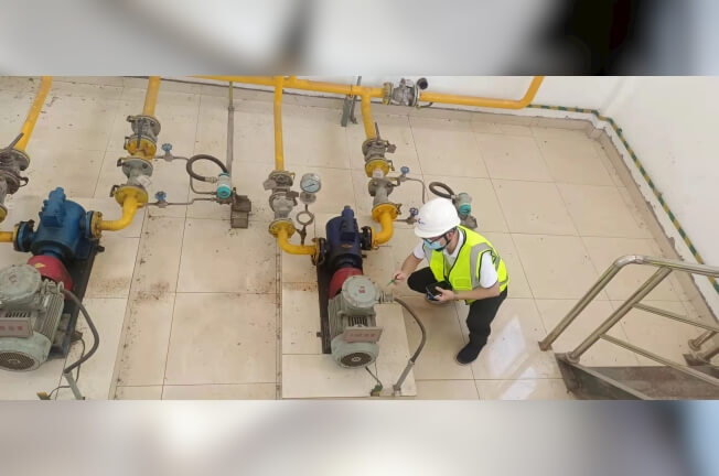 工程師在現(xiàn)場(chǎng)檢查