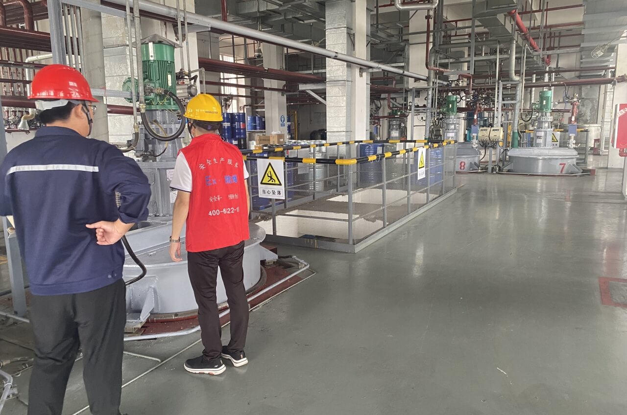 工程師在現(xiàn)場(chǎng)進(jìn)行防爆電氣設(shè)備檢查