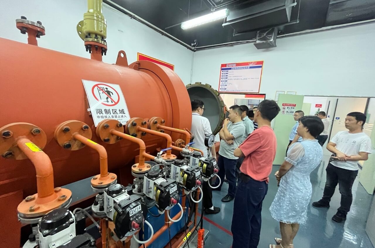 客戶正在參觀防爆實驗室