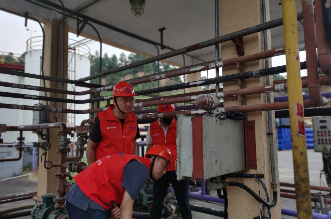 工程師正在進行現場防爆檢查