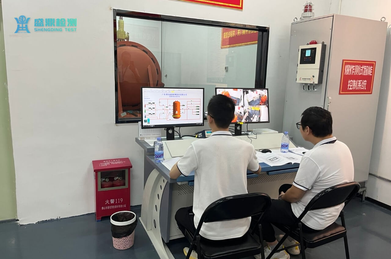 工程師正在實(shí)驗(yàn)室做型式試驗(yàn)