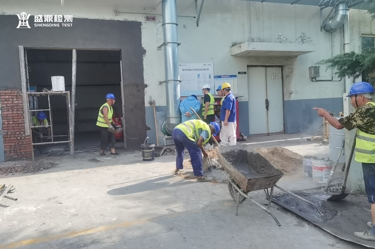 工程師在施工現場進行防爆安全檢查