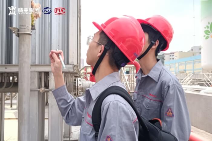 灣際盛鼎工程師正在對氣站進行現場檢測